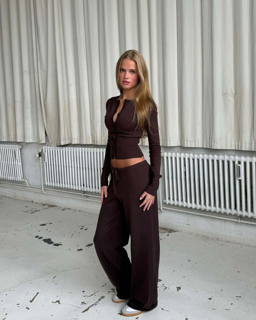 Lovely Knit Two-Piece – Charming Top with Matching Pants (Reizender Strick-Zweiteiler - Charmantes Oberteil mit passender Hose)