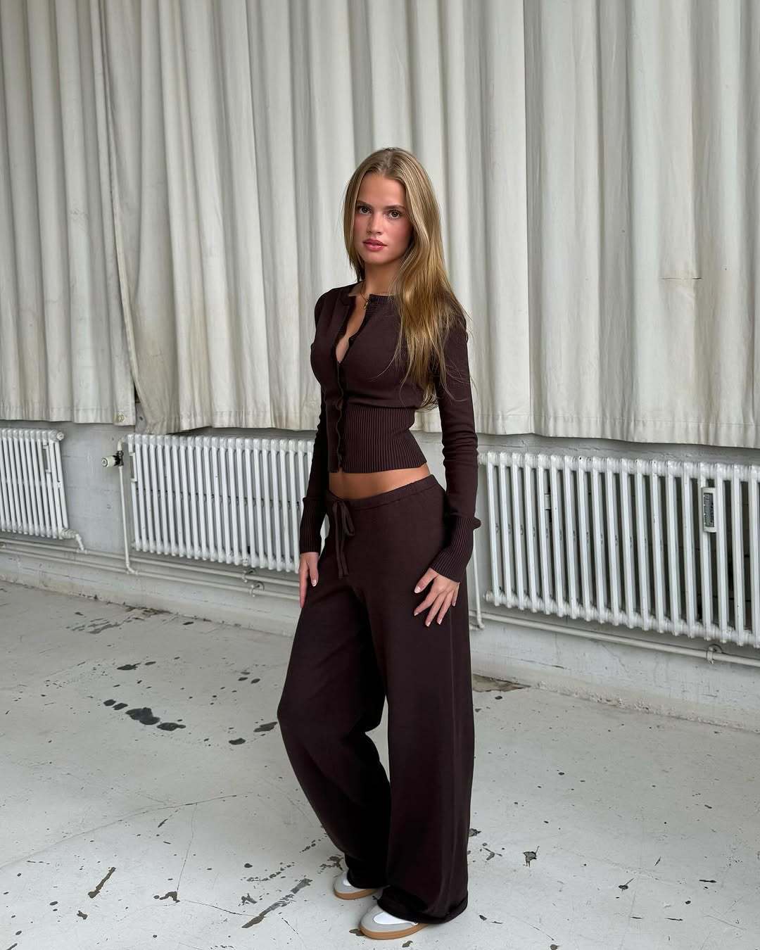 Lovely Knit Two-Piece – Charming Top with Matching Pants (Reizender Strick-Zweiteiler - Charmantes Oberteil mit passender Hose)