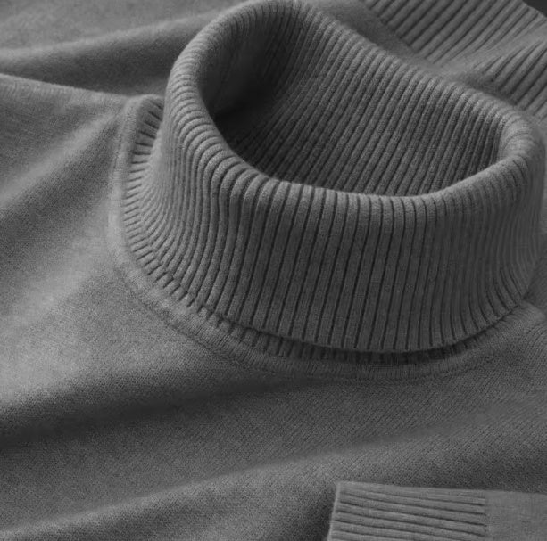 Luxury Mock Neck Knit (Luxuriöser Rollkragen-Pullover)