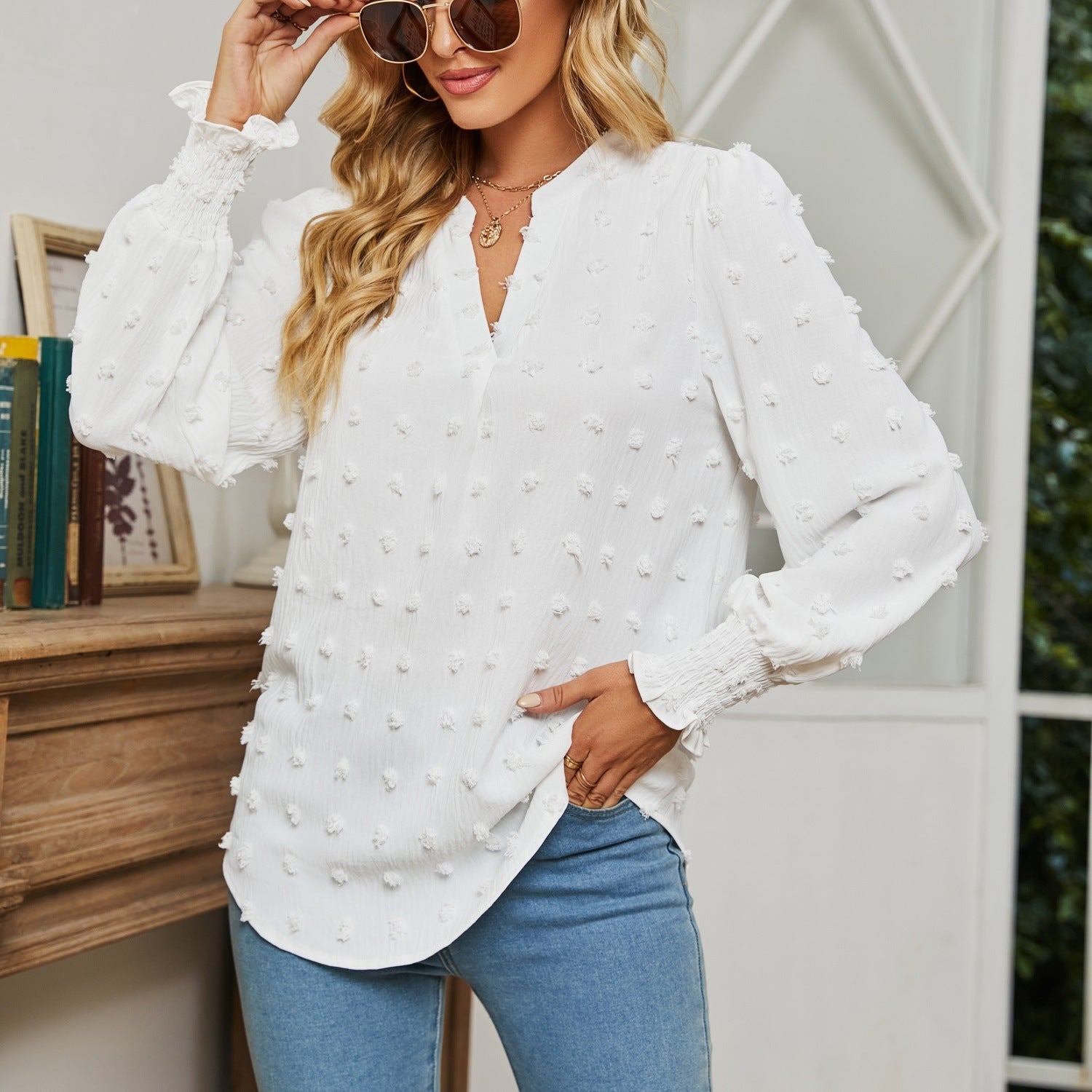 Luna Blouse – Soft Dots, Subtle Drama (Luna Bluse – Feine Punkte & Femininer Schnitt)