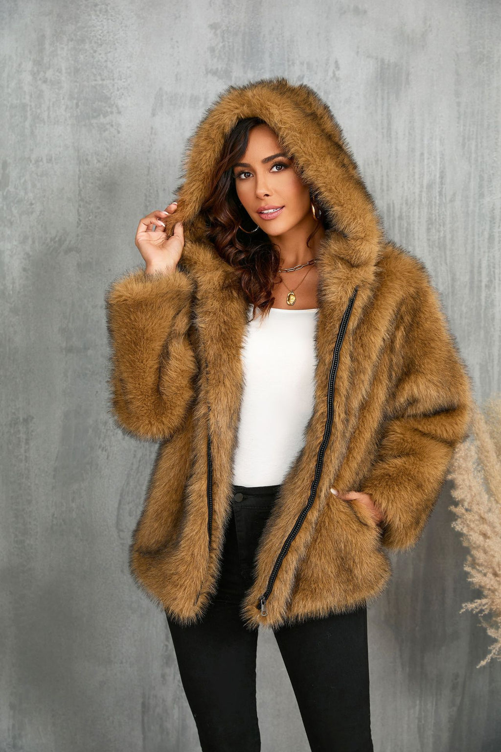 Stylish Hooded Fur Coat (Stylischer Kapuzen-Pelzmantel)