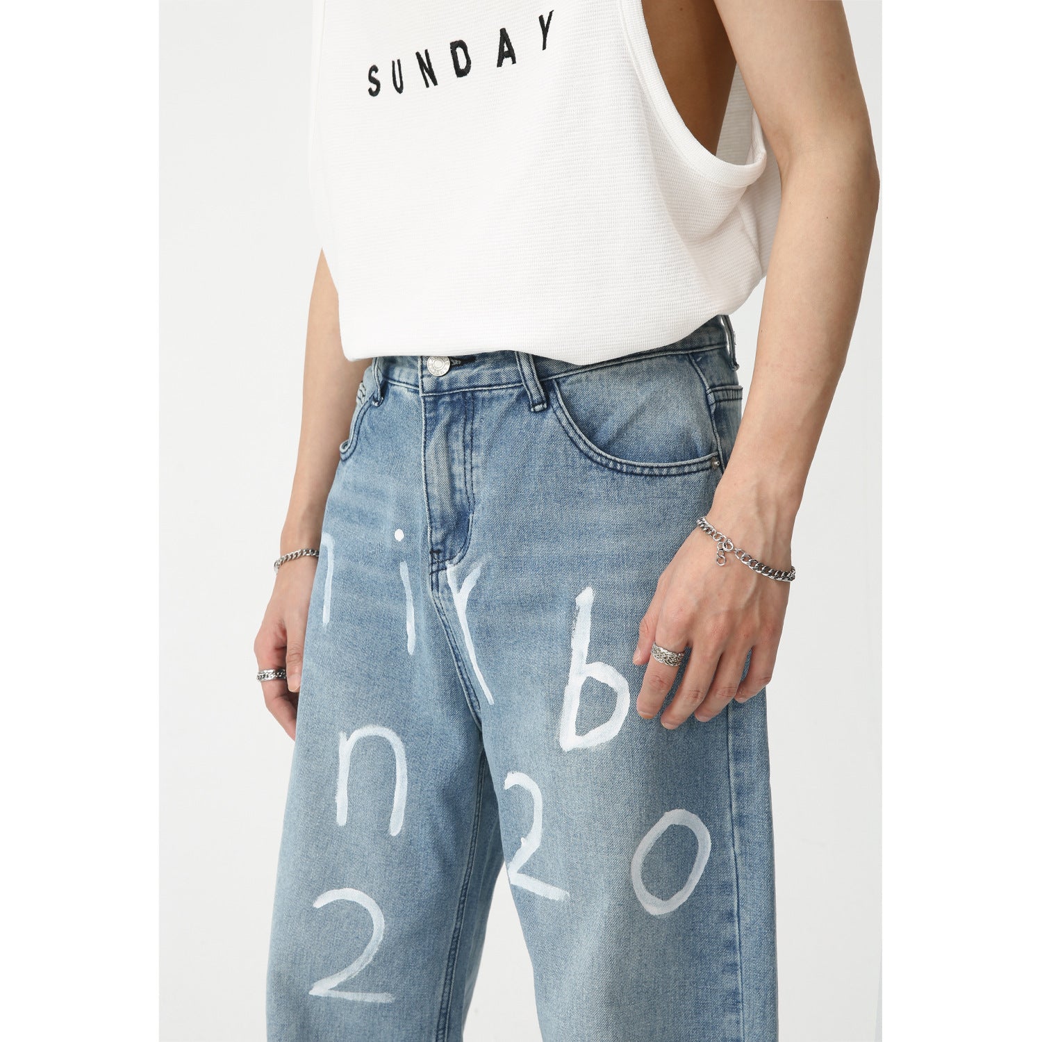 Casual Wide-Leg Jeans with Artistic Print (Lockere Jeans mit Künstlerischem Aufdruck)