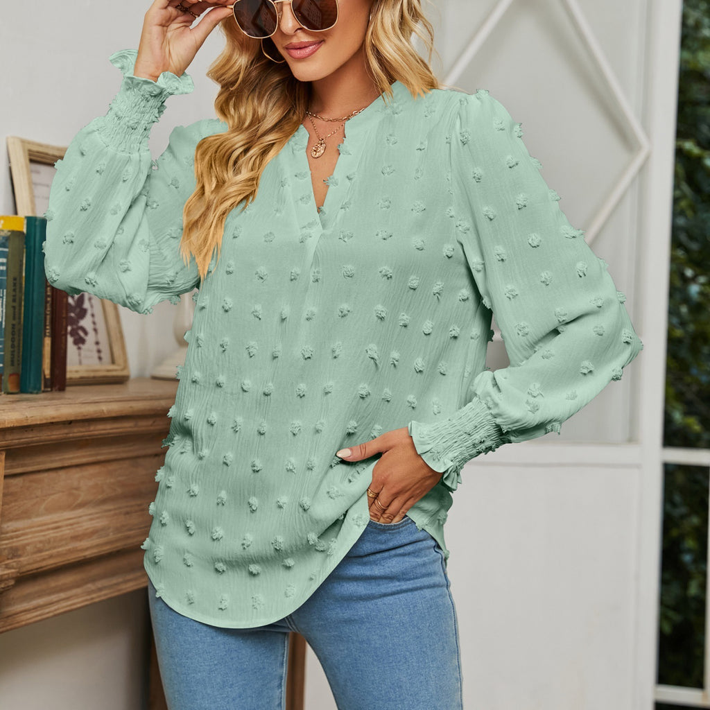 Luna Blouse – Soft Dots, Subtle Drama (Luna Bluse – Feine Punkte & Femininer Schnitt)