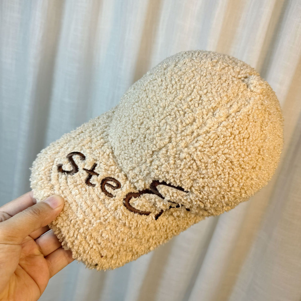 Stylish Cap – Warm And Flattering (Modische Kappe Mit Stickerei – Warm & Figurschmeichelnd)