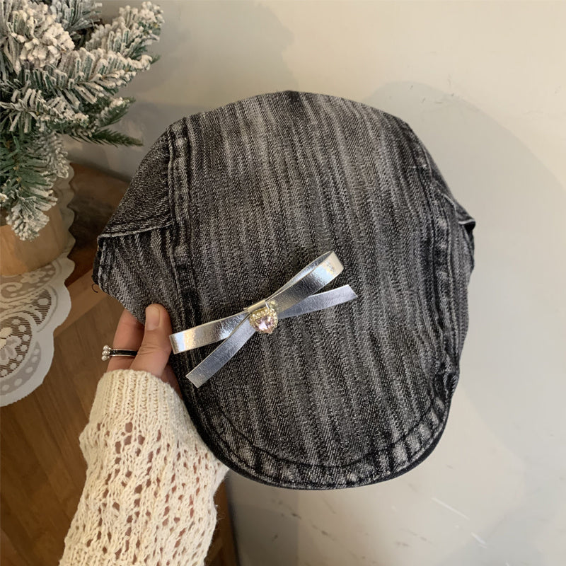 British Bow Cap – Classic Heritage & Personal Expression (Britische Schleifen-Schiebermütze – Klassik Trifft Individualität)