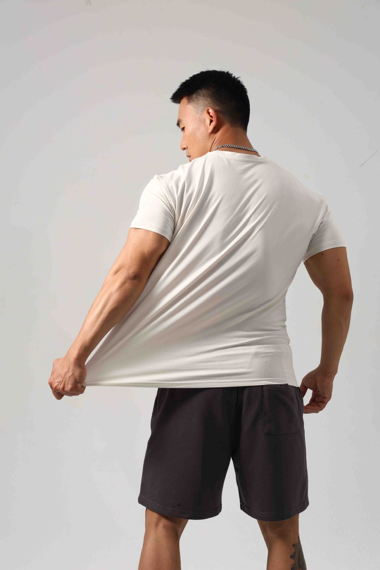 Activewear Top – Tailored Fit & Breathable Fabric(Sportliches Shirt – Figurbetont & Atmungsaktiv)