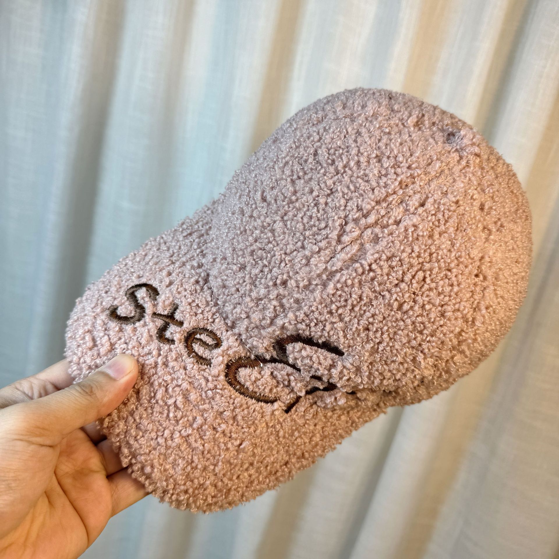 Stylish Cap – Warm And Flattering (Modische Kappe Mit Stickerei – Warm & Figurschmeichelnd)